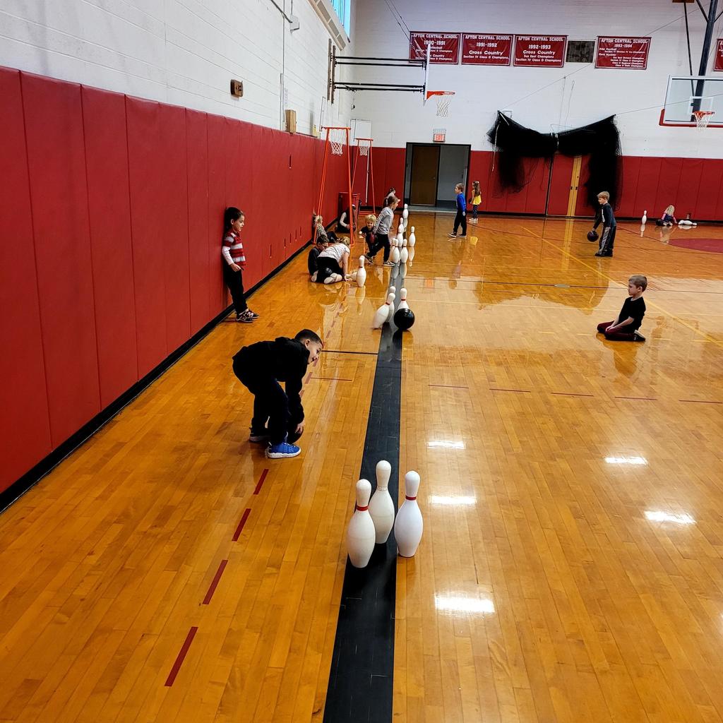 Elementary students bowling